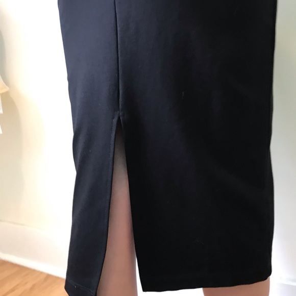 Perfect lil black dress for prom!!
backless deep v neck snaps at back neck - Picture 11 of 12